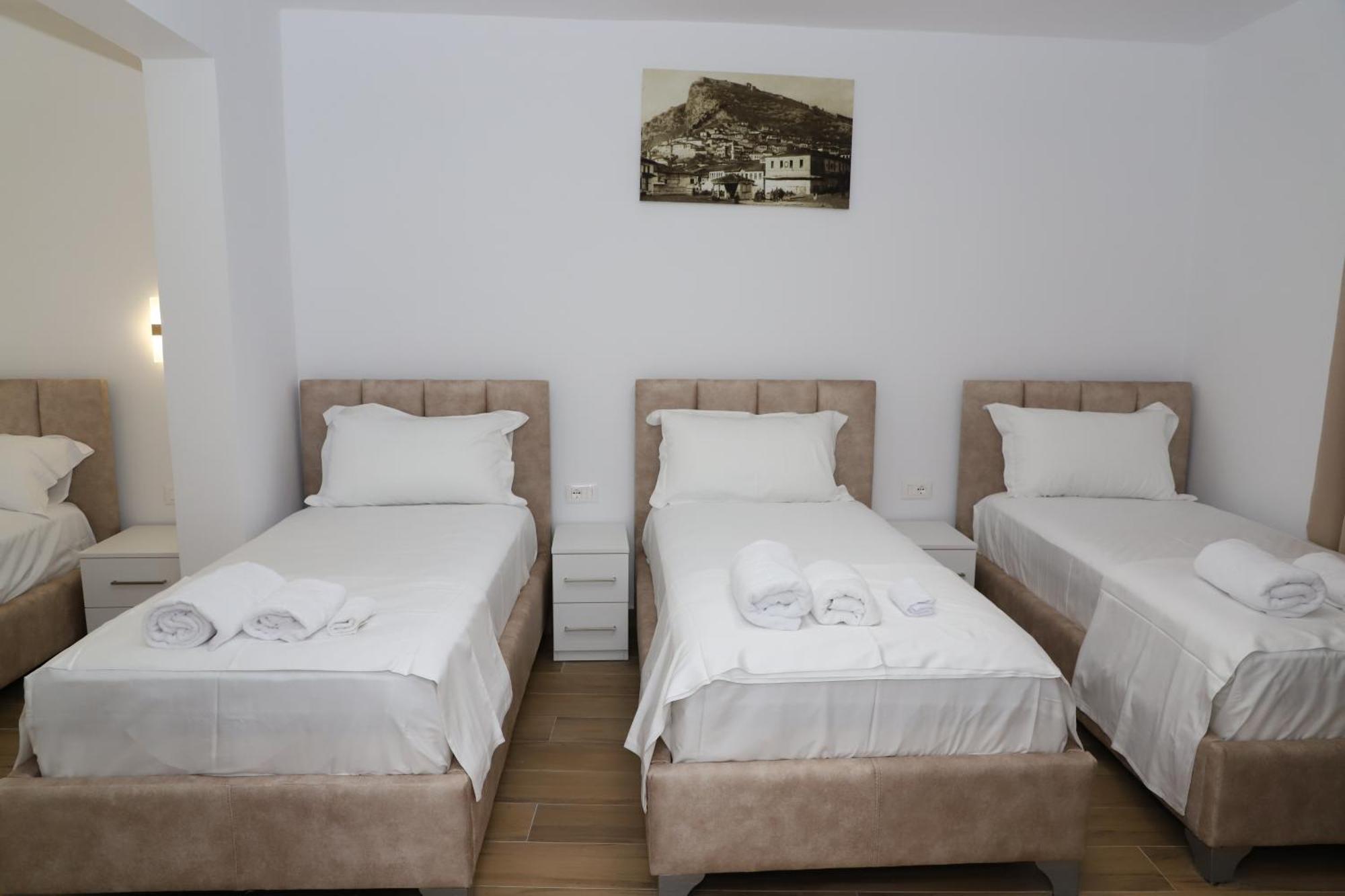 Guest House Esanbja Berat Eksteriør bilde