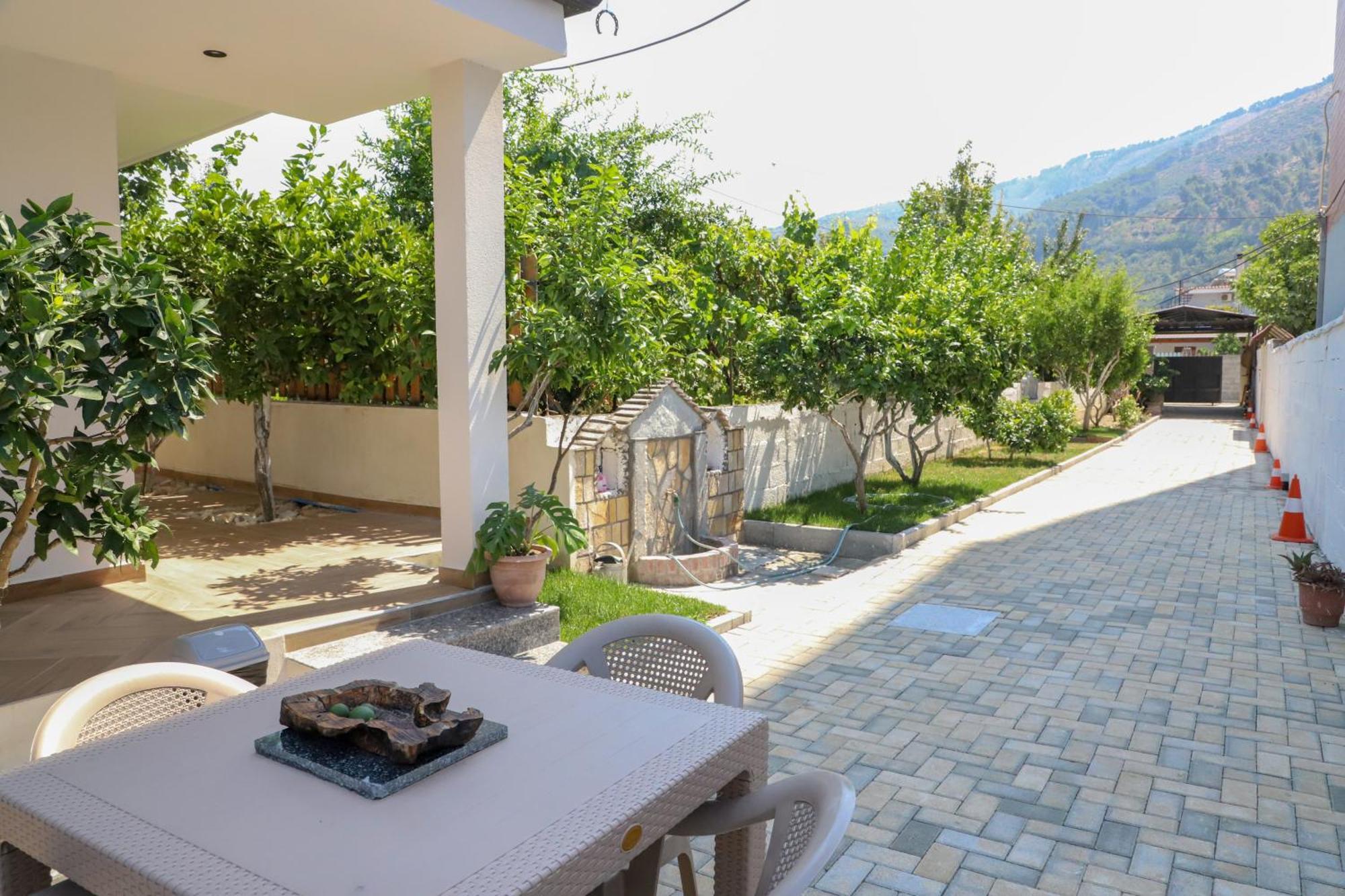 Guest House Esanbja Berat Eksteriør bilde