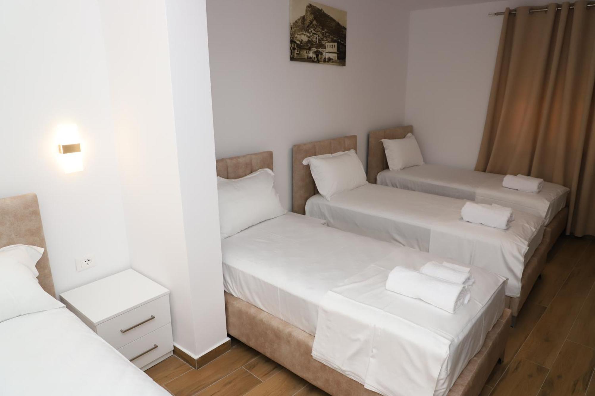 Guest House Esanbja Berat Eksteriør bilde