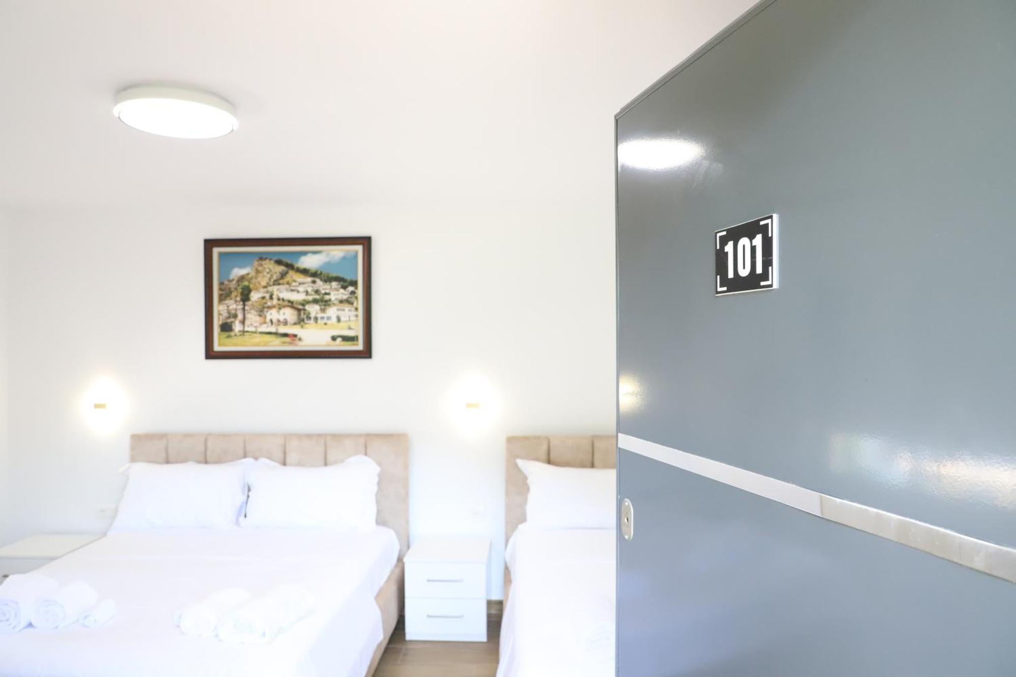 Guest House Esanbja Berat Eksteriør bilde