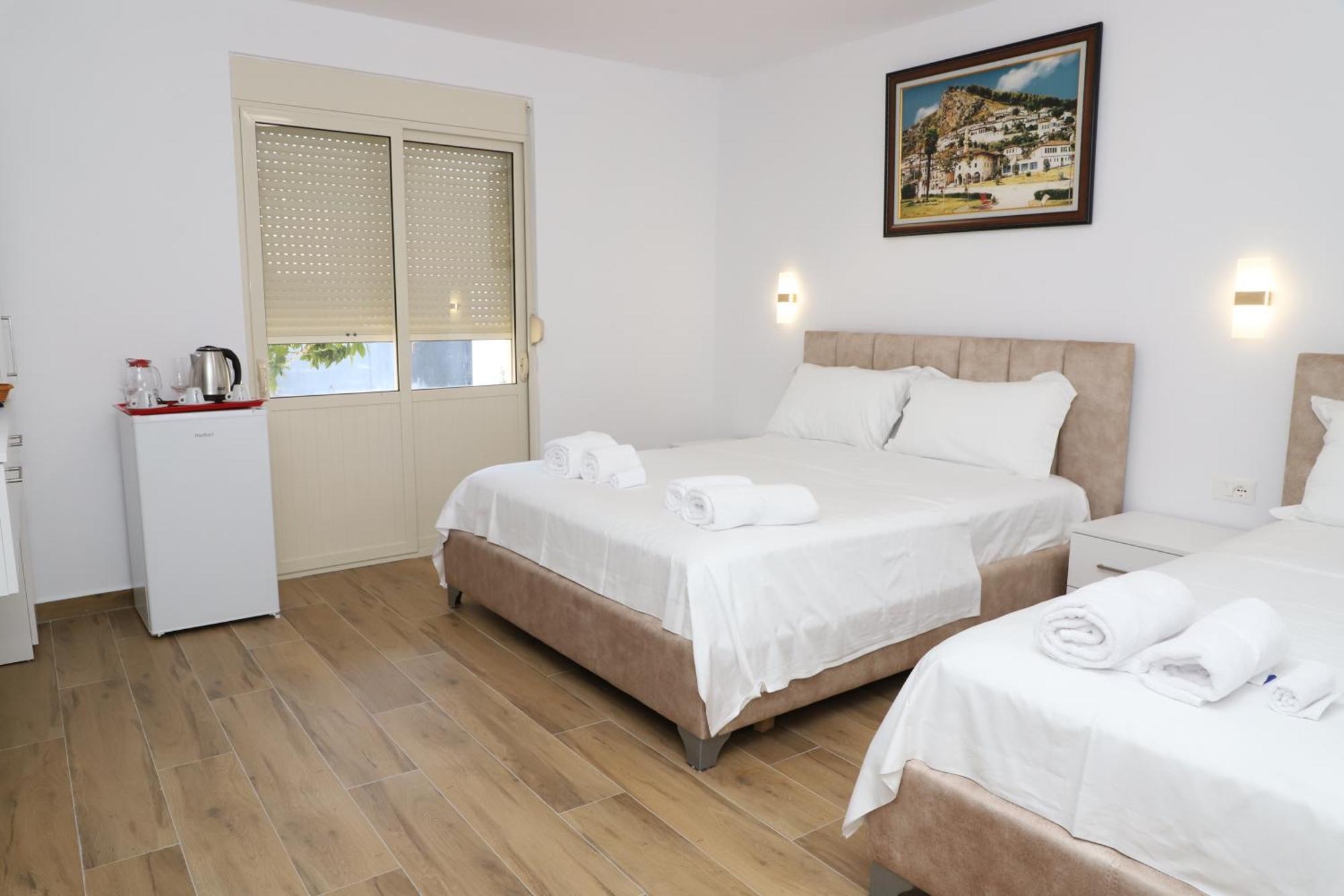 Guest House Esanbja Berat Eksteriør bilde