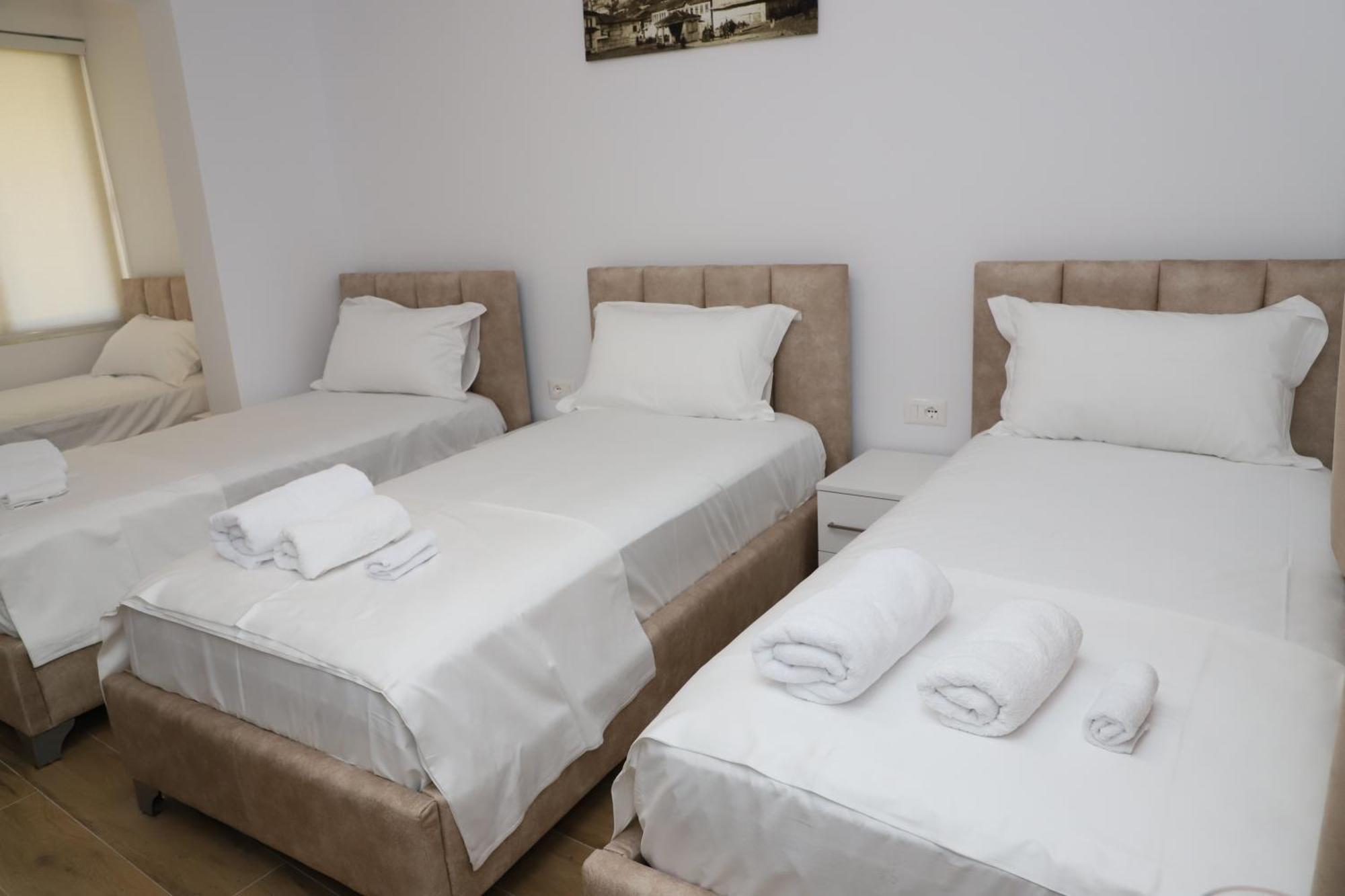 Guest House Esanbja Berat Eksteriør bilde