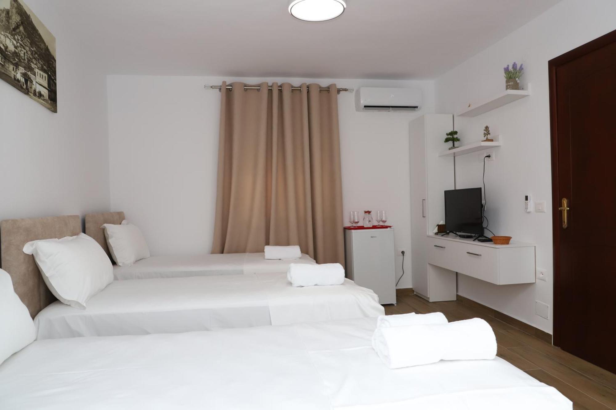 Guest House Esanbja Berat Eksteriør bilde