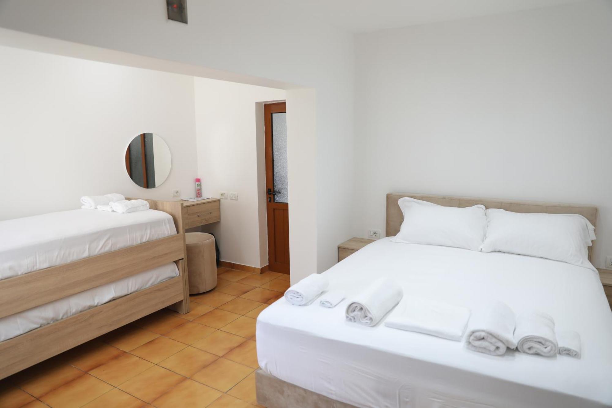 Guest House Esanbja Berat Eksteriør bilde